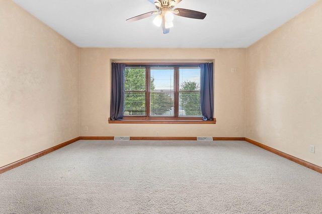 1892 N SUNRISE LANE, Appleton, WI 54913