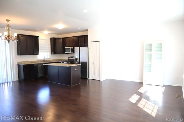 28561 Melanie Lane, Novi, MI 48377