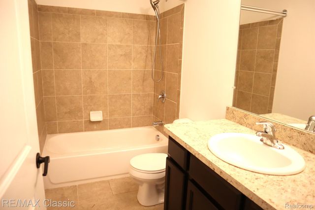 28561 Melanie Lane, Novi, MI 48377