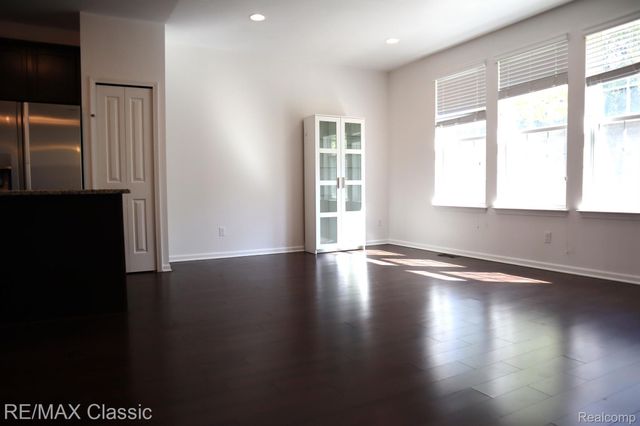 28561 Melanie Lane, Novi, MI 48377