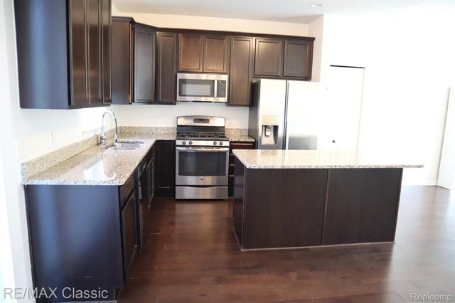 28561 Melanie Lane, Novi, MI 48377