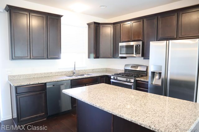 28561 Melanie Lane, Novi, MI 48377