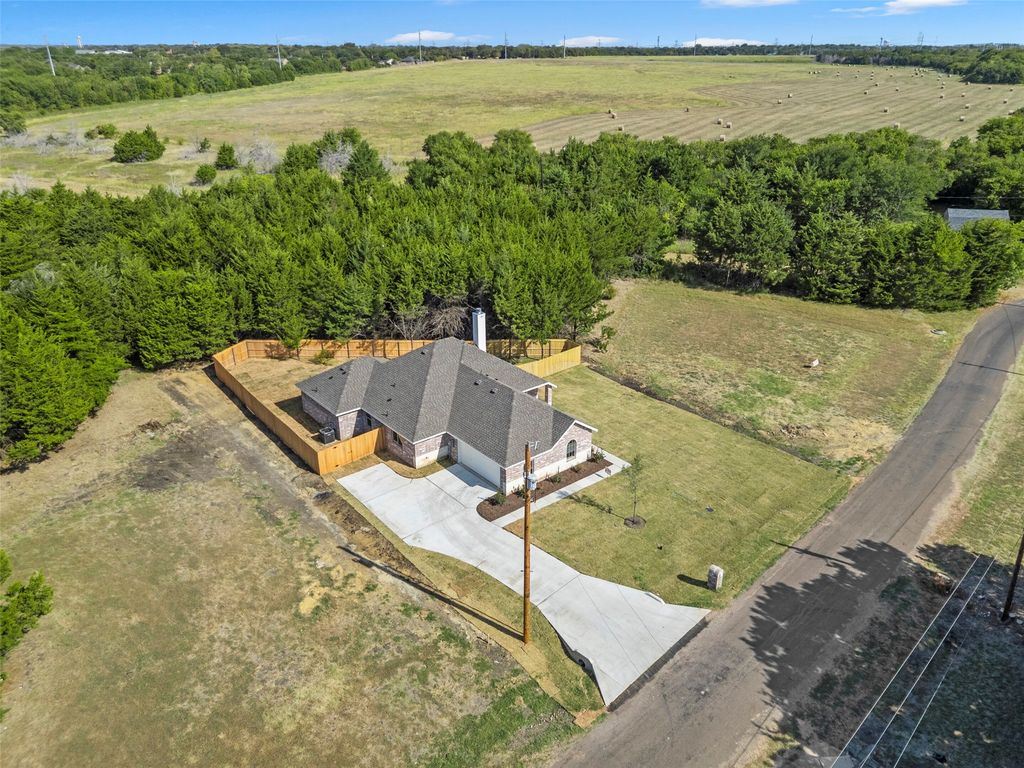 425 WATERCREST Lane, Glenn Heights, TX 75154 — exterior