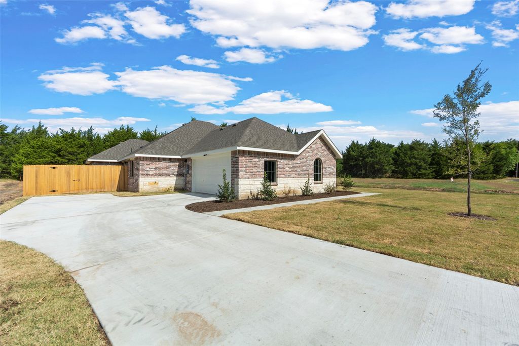 425 WATERCREST Lane, Glenn Heights, TX 75154 — photo 2