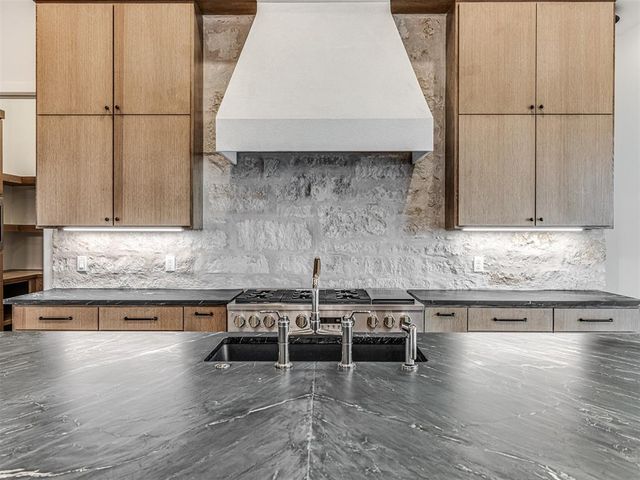 6001 Rare Eagle Court, Kingston, OK 73439