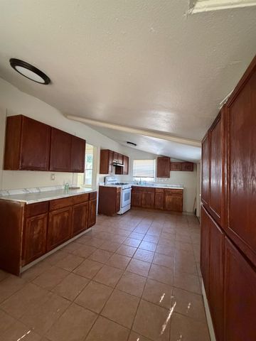 421 E Wyandotte St, Stockton, CA 95204