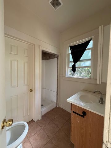 421 E Wyandotte St, Stockton, CA 95204