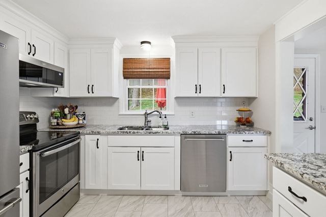 60 Hanward Hl, East Longmeadow, MA 01028