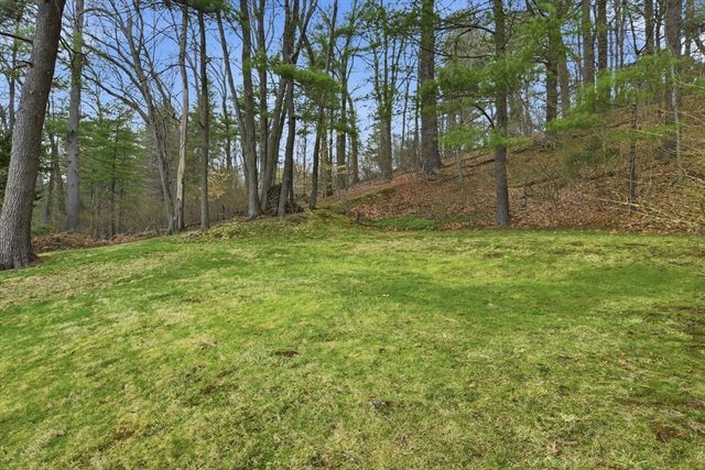 60 Hanward Hl, East Longmeadow, MA 01028