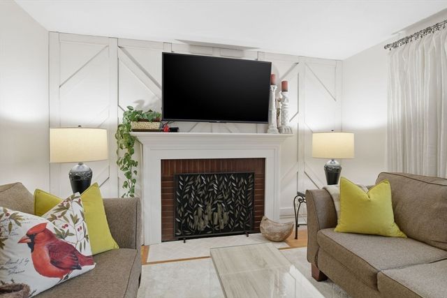 60 Hanward Hl, East Longmeadow, MA 01028