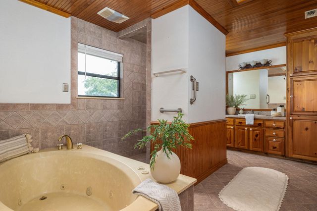 800 County Road 458 RD, Coupland, TX 78615