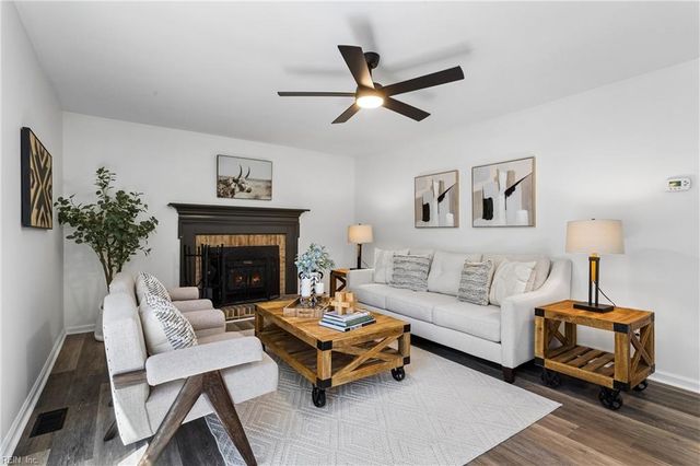 2 Sir Ralph LN, Poquoson, VA 23662