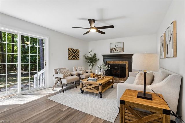 2 Sir Ralph LN, Poquoson, VA 23662