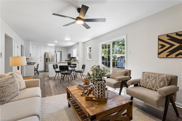 2 Sir Ralph LN, Poquoson, VA 23662