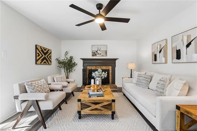 2 Sir Ralph LN, Poquoson, VA 23662