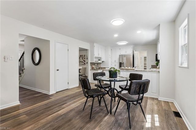 2 Sir Ralph LN, Poquoson, VA 23662
