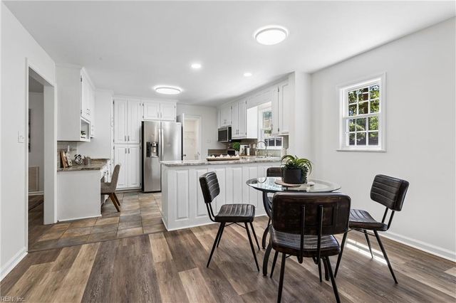 2 Sir Ralph LN, Poquoson, VA 23662