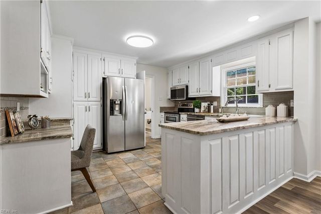 2 Sir Ralph LN, Poquoson, VA 23662