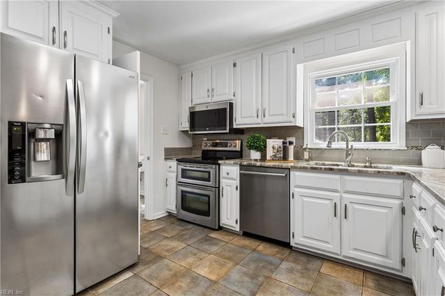 2 Sir Ralph LN, Poquoson, VA 23662