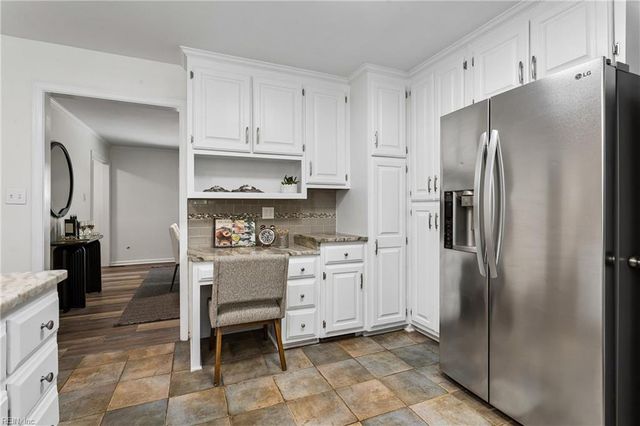 2 Sir Ralph LN, Poquoson, VA 23662