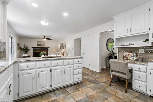 2 Sir Ralph LN, Poquoson, VA 23662