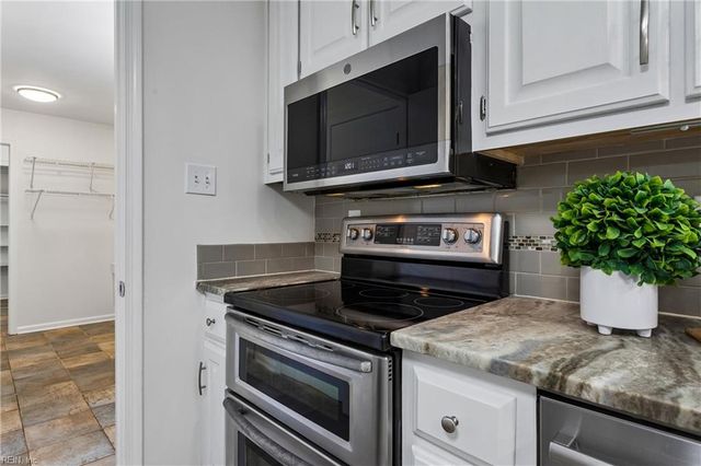 2 Sir Ralph LN, Poquoson, VA 23662