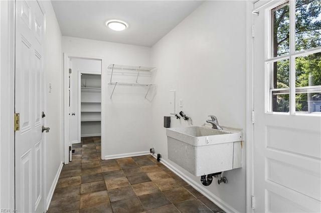 2 Sir Ralph LN, Poquoson, VA 23662
