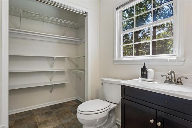 2 Sir Ralph LN, Poquoson, VA 23662