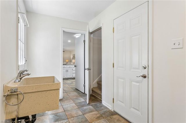 2 Sir Ralph LN, Poquoson, VA 23662