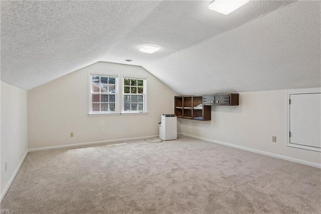 2 Sir Ralph LN, Poquoson, VA 23662