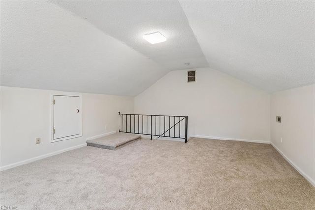 2 Sir Ralph LN, Poquoson, VA 23662