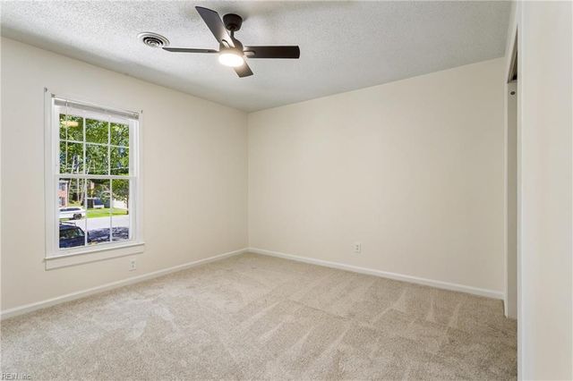 2 Sir Ralph LN, Poquoson, VA 23662