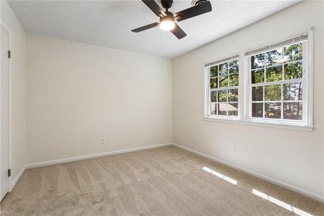 2 Sir Ralph LN, Poquoson, VA 23662