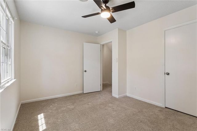 2 Sir Ralph LN, Poquoson, VA 23662