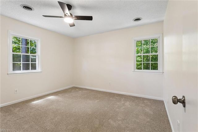 2 Sir Ralph LN, Poquoson, VA 23662
