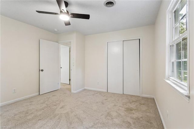 2 Sir Ralph LN, Poquoson, VA 23662