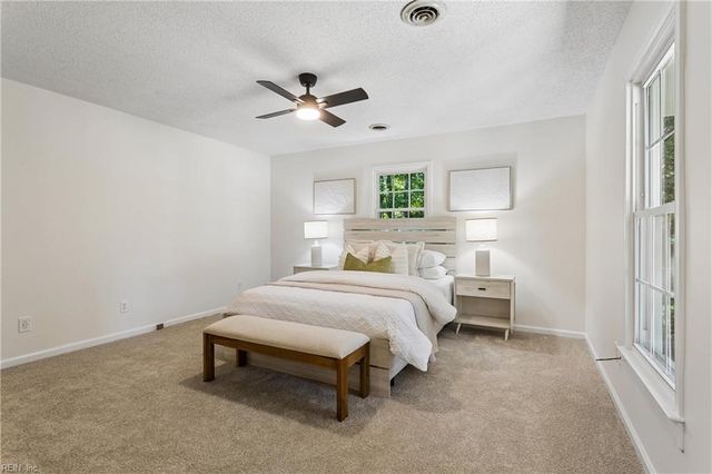 2 Sir Ralph LN, Poquoson, VA 23662