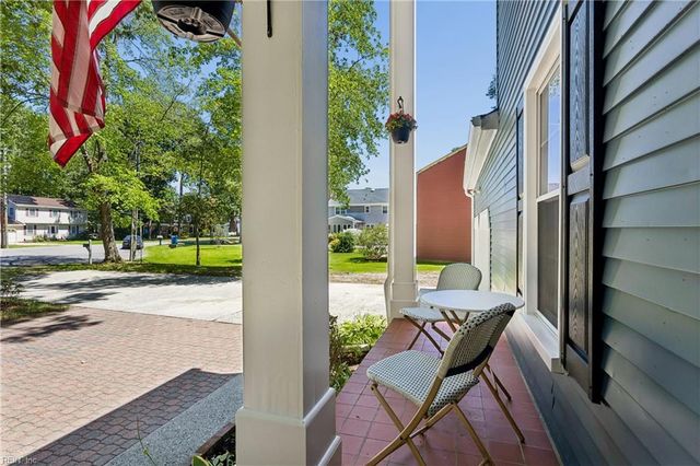 2 Sir Ralph LN, Poquoson, VA 23662