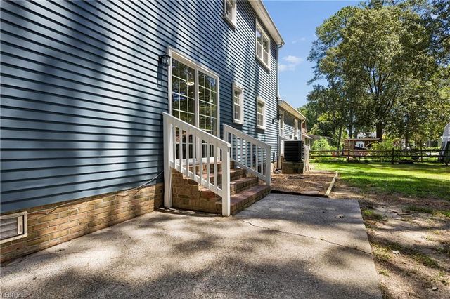 2 Sir Ralph LN, Poquoson, VA 23662