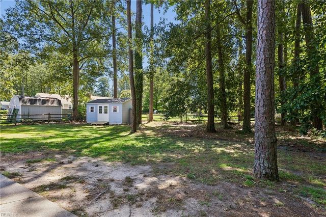2 Sir Ralph LN, Poquoson, VA 23662