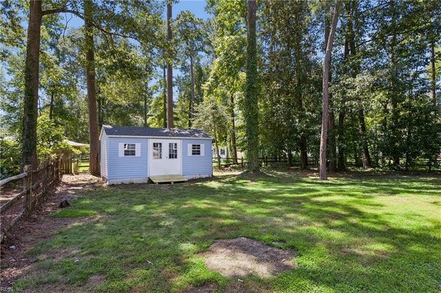 2 Sir Ralph LN, Poquoson, VA 23662