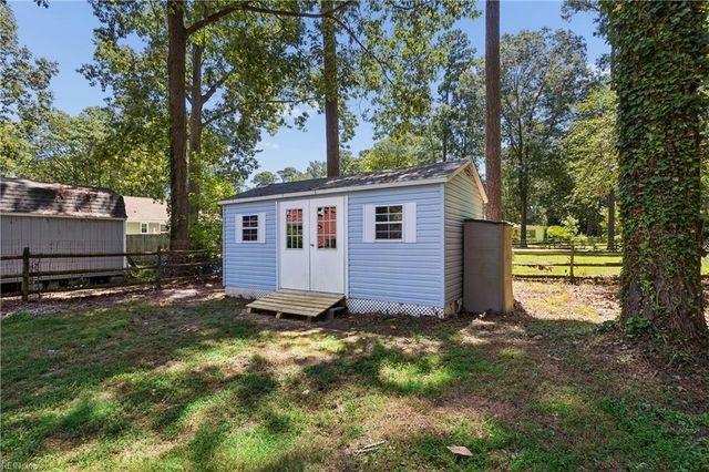 2 Sir Ralph LN, Poquoson, VA 23662