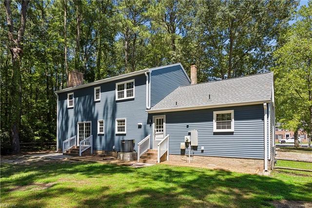 2 Sir Ralph LN, Poquoson, VA 23662