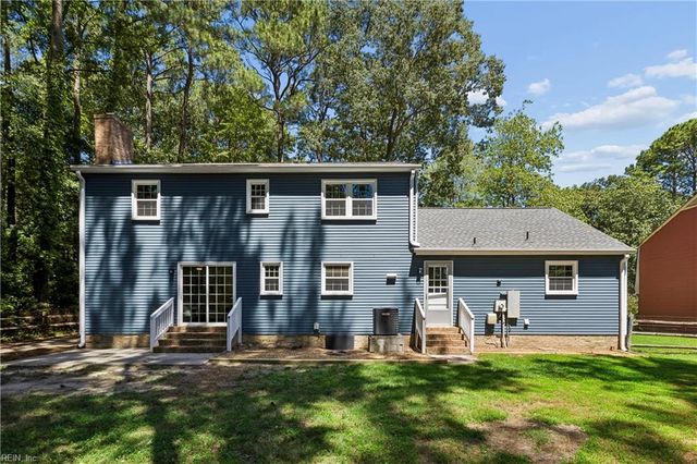 2 Sir Ralph LN, Poquoson, VA 23662