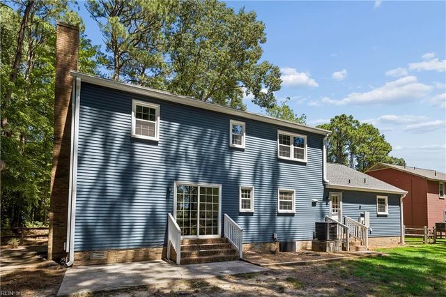 2 Sir Ralph LN, Poquoson, VA 23662