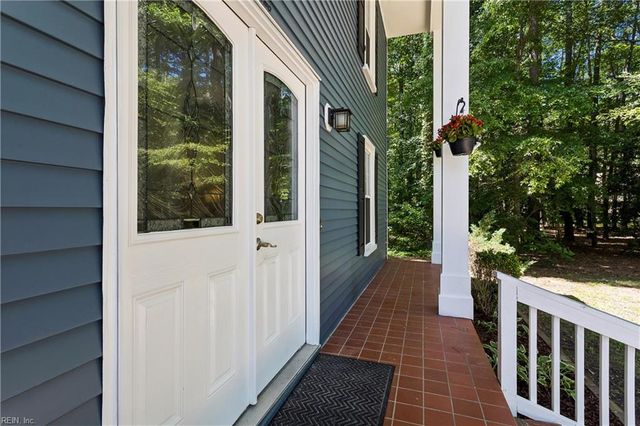 2 Sir Ralph LN, Poquoson, VA 23662