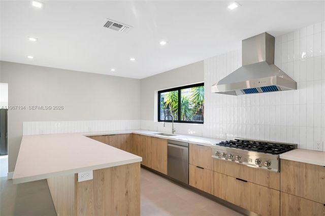 910 W 47th Ct, Miami Beach, FL 33140