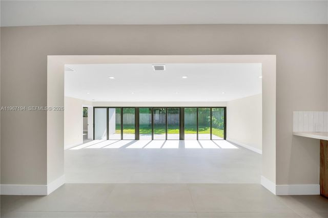 910 W 47th Ct, Miami Beach, FL 33140