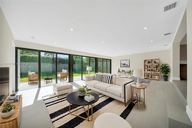 910 W 47th Ct, Miami Beach, FL 33140