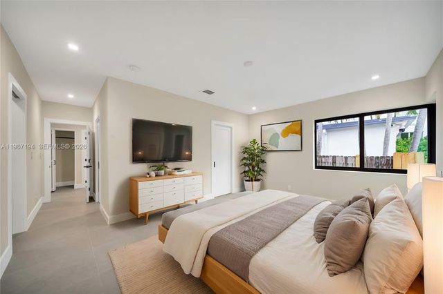 910 W 47th Ct, Miami Beach, FL 33140